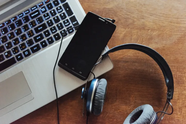 Headset voor telefonie op een zakelijke werkplek
