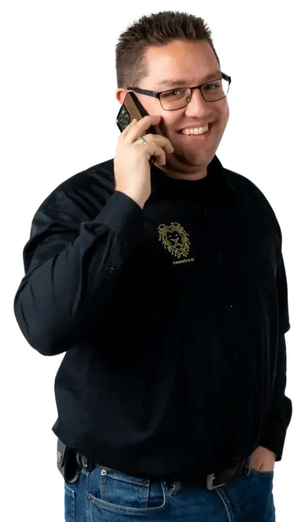 Mike Veenstra helpt een zakelijke klant met bereikbaarheid en telefonie