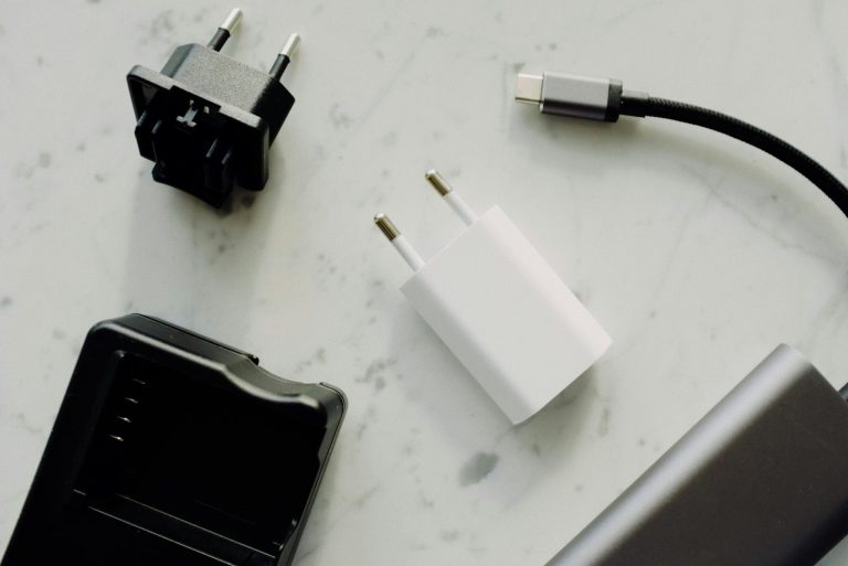 Laptop met usb-c-lader op een bureau