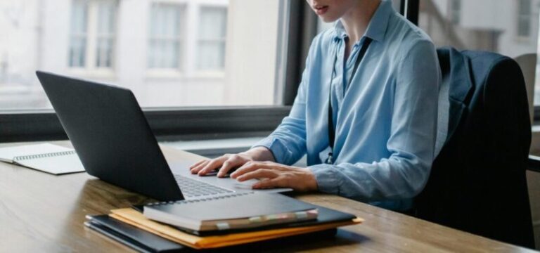 Zakelijke e-mail op een laptop