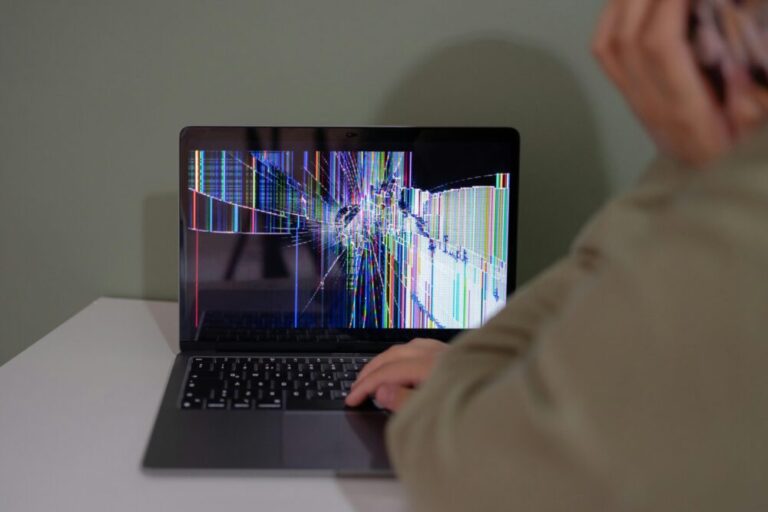 Laptop met een gebarsten scherm