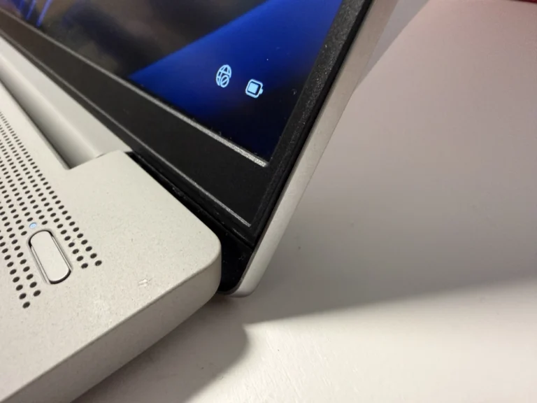 Reparatie van een laptopscharnier bij Veenstra IT