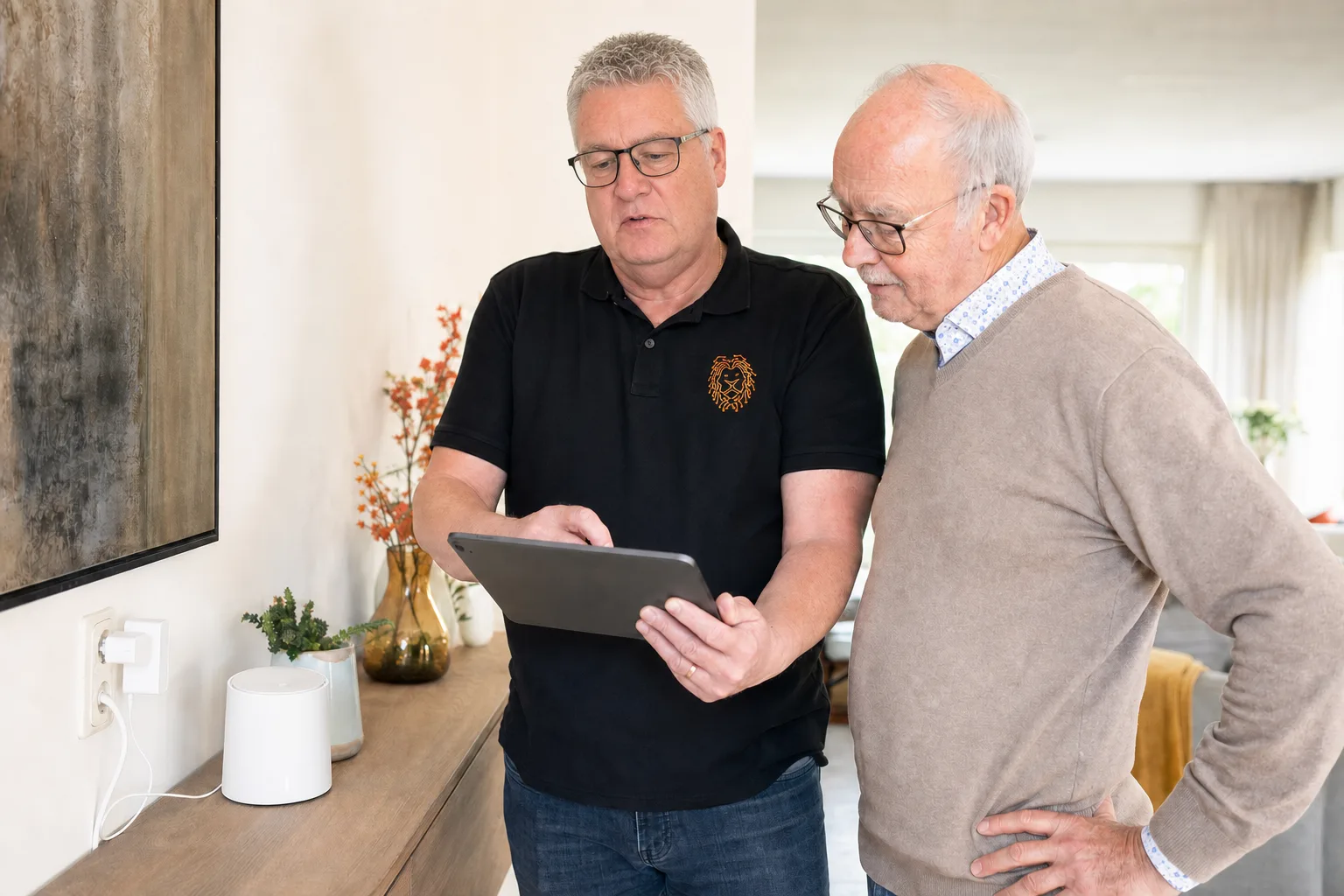 Een Veenstra IT-medewerker controleert samen met een klant de wifi thuis