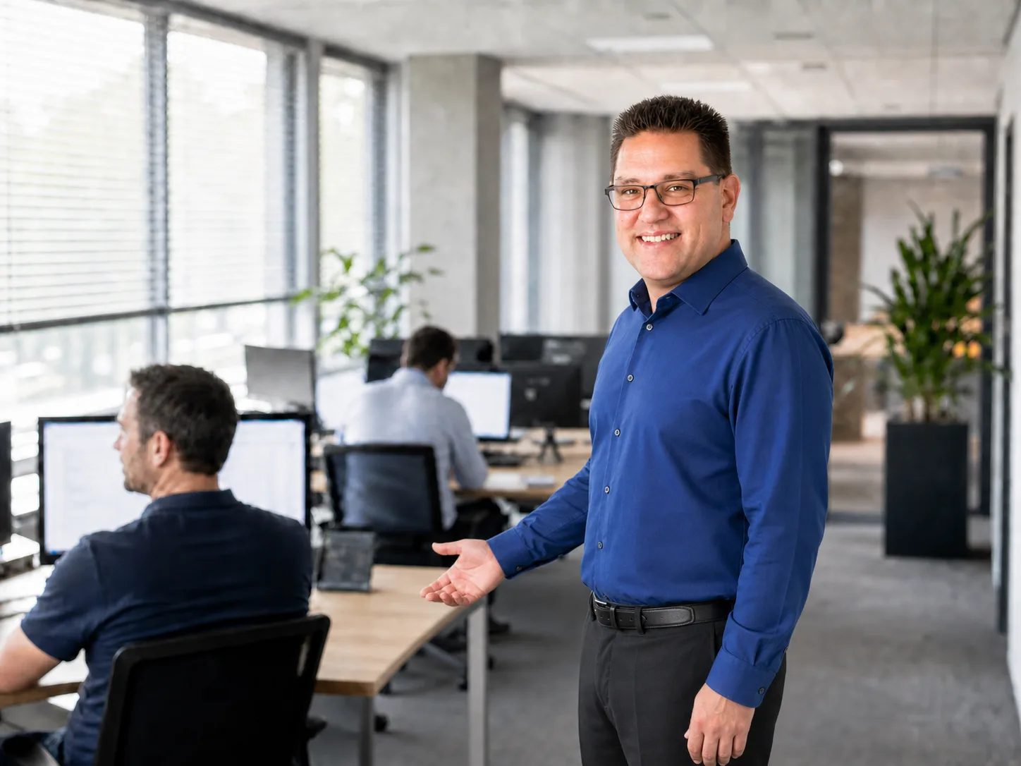 Mike Veenstra van Veenstra IT in zakelijke kantooromgeving