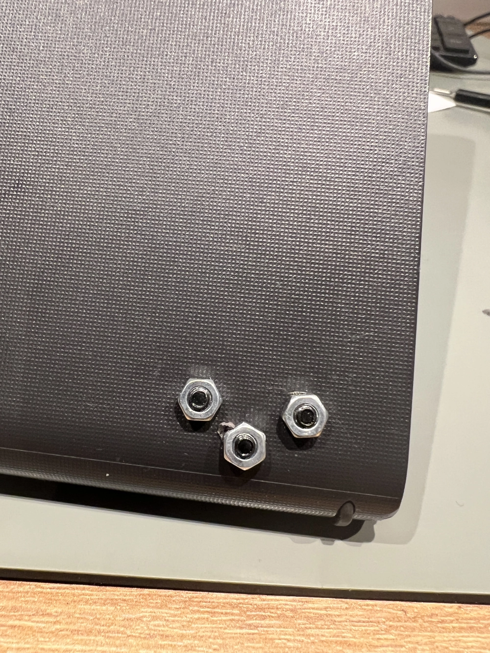 Slechte scharnierreparatie met bouten en moeren door de behuizing