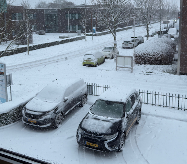 Veenstra IT bestelauto die door de sneeuw rijdt om apparatuur te bezorgen